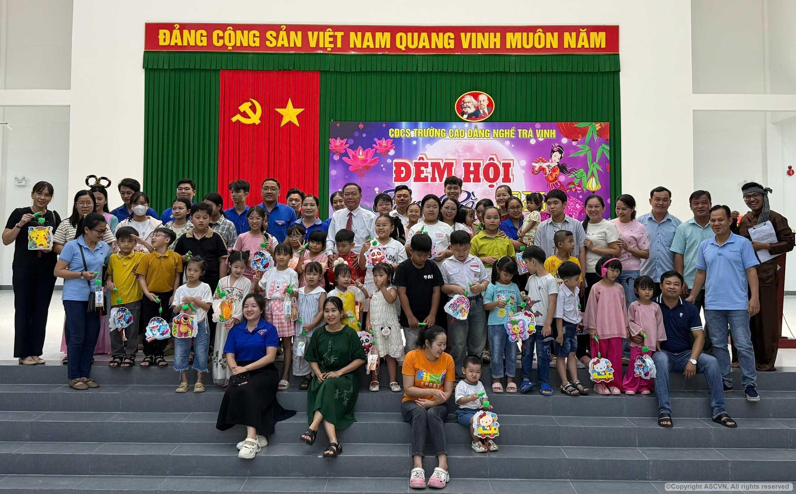 Trường Cao đẳng nghề Trà Vinh tổ chức “Đêm Hội Trăng Rằm 2025” cho các em thiếu nhi